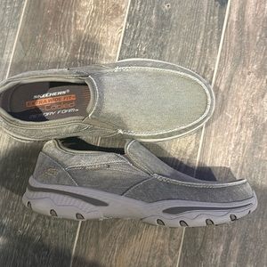 NEW. MEN'S SKECHERS RELAXED FIT AIR-COOLED MEMORY FOAM SLIP ON LOAFERS 9.5